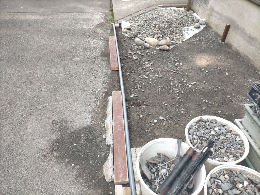 ポーラスコンクリート打設STEP2・塩ビパイプを型枠の高さ基準（スクリード）として設置した状態。厚さ6cmを均一に確保するためのガイド。水勾配不要なのでレーザー墨出し器で水平設定