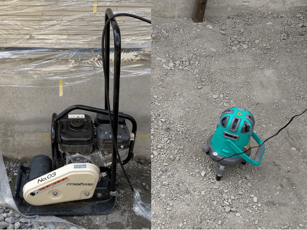 ポーラスコンクリート打設前の路盤下地砕石をプレートコンパクター（転圧機）で締め固めている作業。バイクなど重量物を置く場合は下地路盤の砕石転圧が必須。（レンタル1日2,500円）写真右はレーザー墨出し器