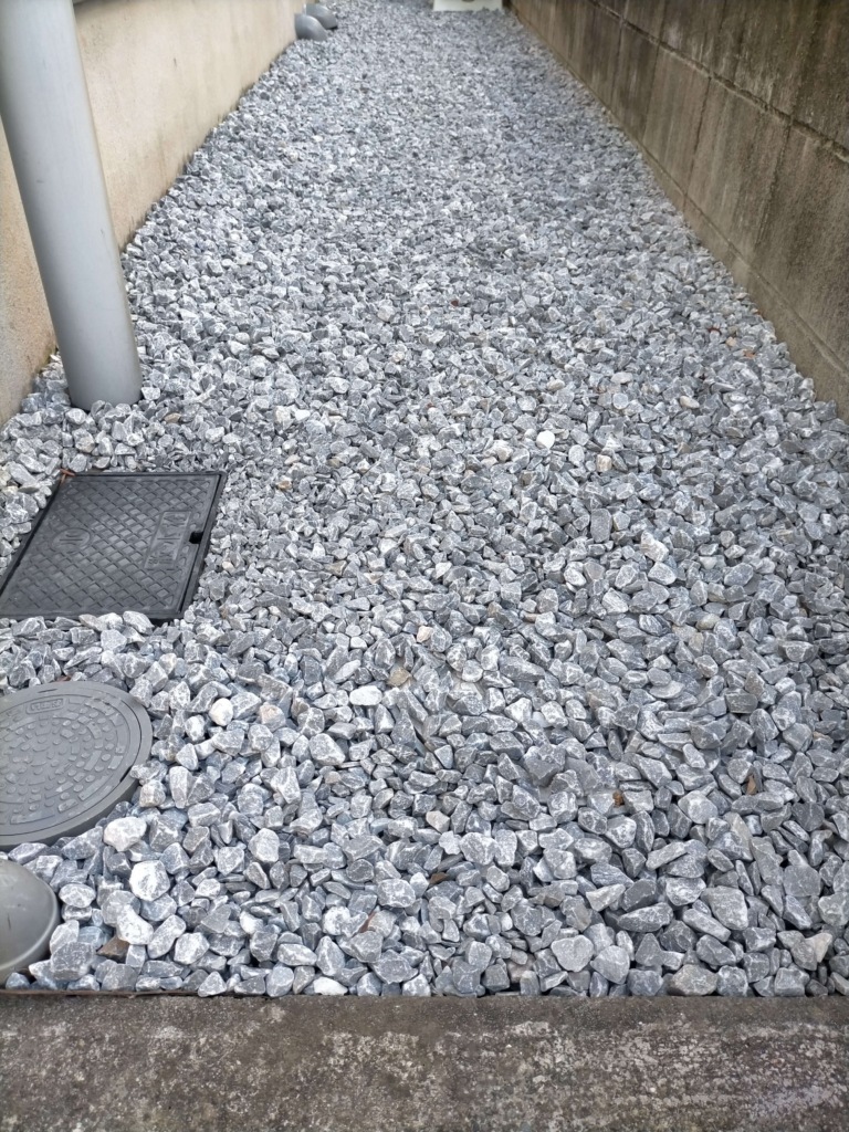 自宅北側犬走りにデュポン ザバーン240BBと石灰砕石を敷いて2年半後の状態。雑草はほぼゼロ・年1回10本程度を手で抜く程度で除草作業が大幅減少し乾燥した清潔な環境を維持