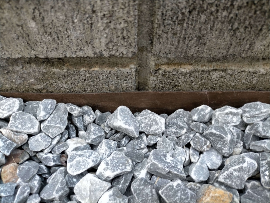 デュポン ザバーン240G防草シートを石灰砕石の下で2年半使用した後の表面（上面）の状態。砂や細かな石粒が付着しているが繊維の損傷・劣化はほとんどなくコシが残っている