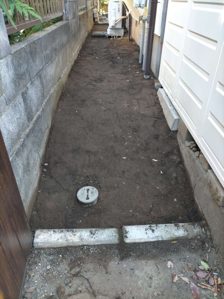 防草シートザバーン240を敷く前に犬走り（長さ8m×幅1.1m・約8.8㎡）をスコップで整地した状態。除草とならし作業後のほぼ平らになった土面