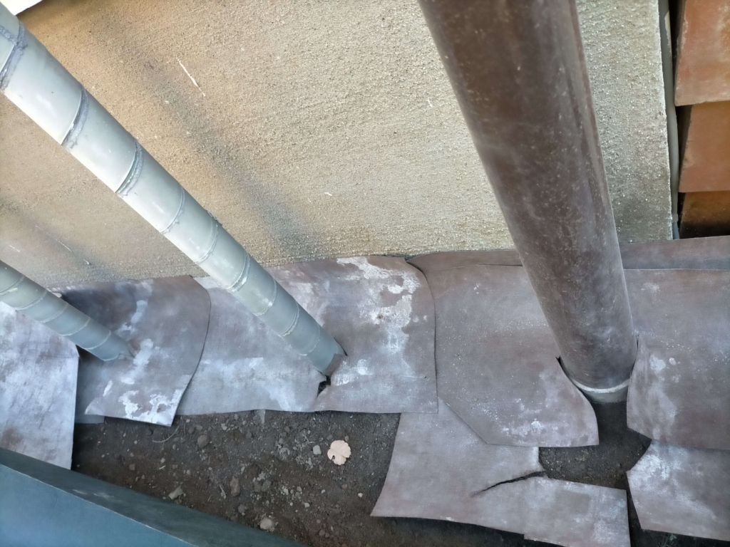 防草シートザバーン240の汚水桝・排水管部分への切り込み加工が完了した状態。隙間なく密着させてシートが浮かないよう処理されており雑草の貫通を防ぐ