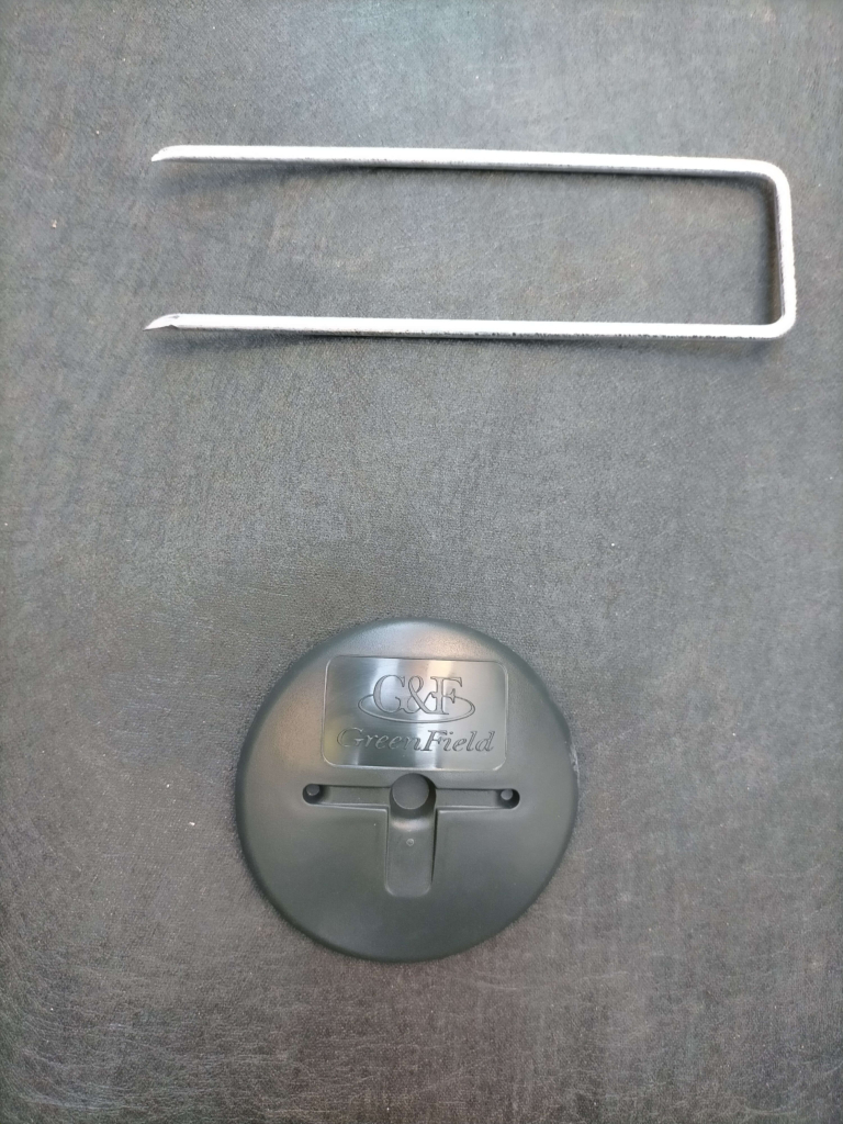 ザバーン防草シートを地面に固定するコ型止めピン150mm（P-150-50・φ4mm×40mm×150mm・50本入）と防草ワッシャーグリーン（WS-GR50・φ80mm×H12.5mm×t2mm・50個入）のセット。0.5〜1m間隔で打ち込む