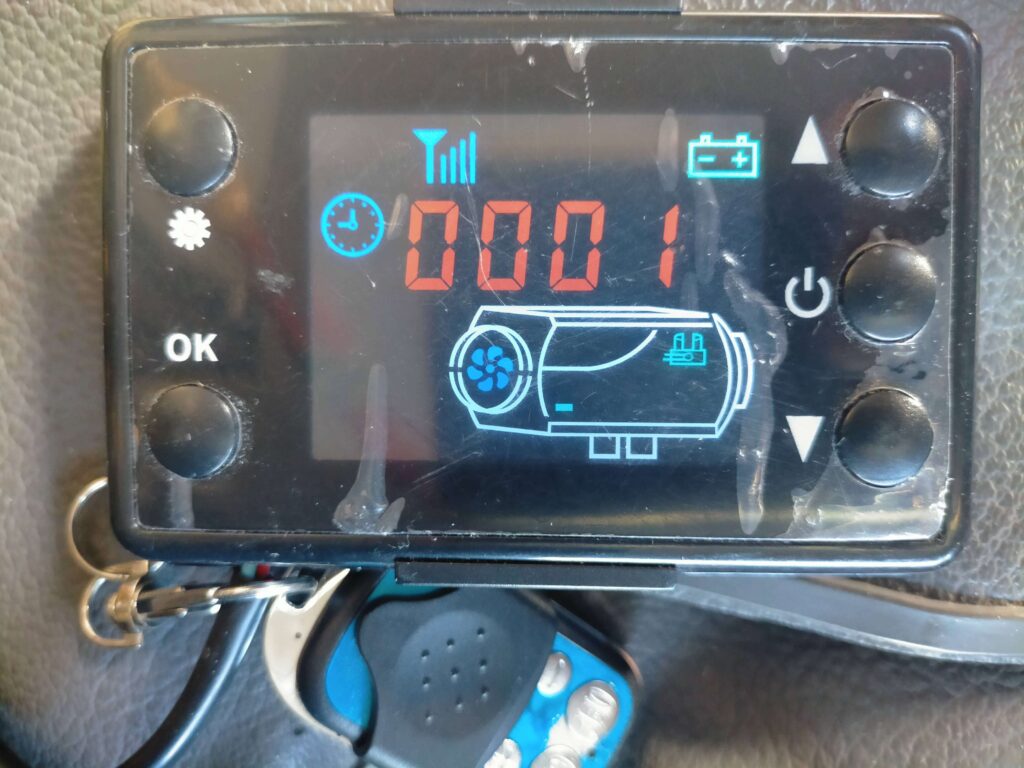 中華FFヒーター(Yakuin BSE-D5 5KW 12V)を12Vサブバッテリー(ACDelco M31MF)に接続して2024年10月試運転を開始した状態。取り付けから5年目・半年ぶりの始動。電源ON後E-07エラー表示が出るも約15分で自動再起動し正常稼働を確認した試運転記録の開始時点