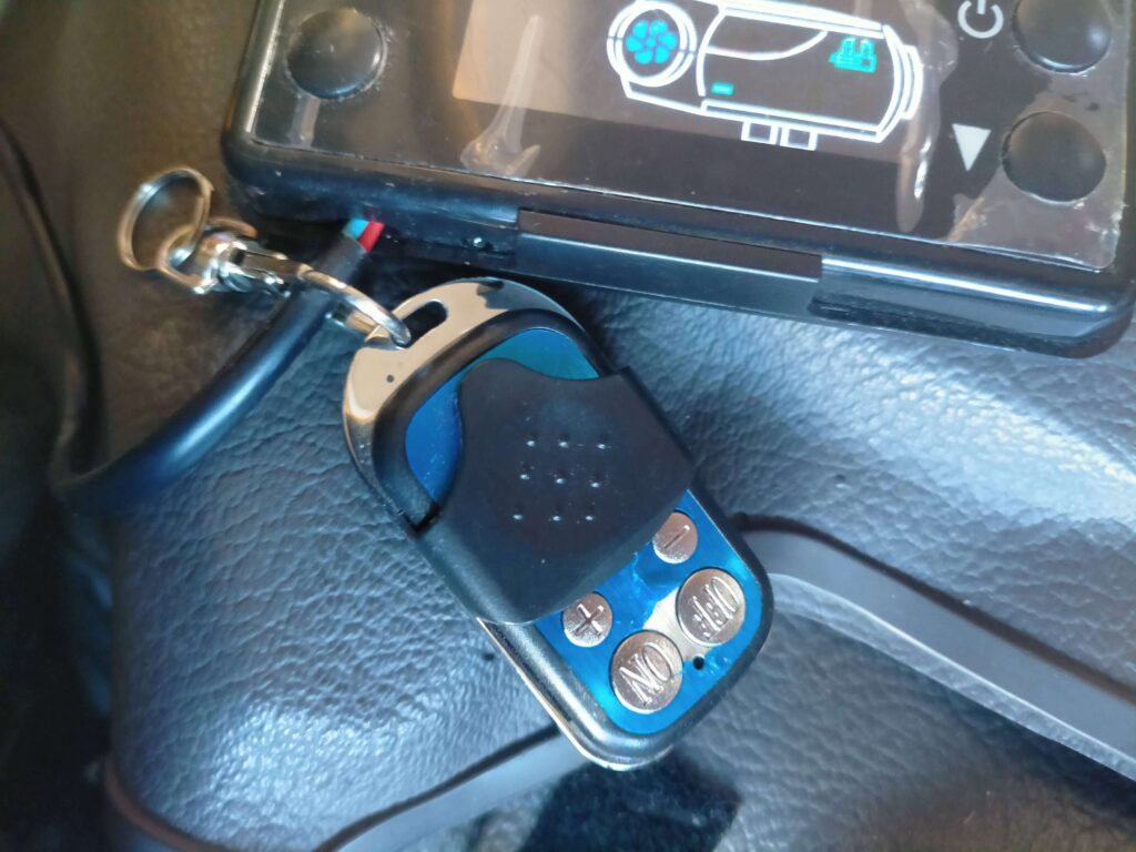 中華FFヒーター(Yakuin BSE-D5)付属の無線リモコン外観。電源ON/OFFボタン・温度設定ボタンを備えた27A 12Vアルカリ電池使用のワイヤレスリモコン。ディスプレイパネルとのペアリング手順(設定ボタン+上矢印長押し→HFA-表示→OFFボタン押し)が必要。使用開始から約5年で電池交換が必要になった実績