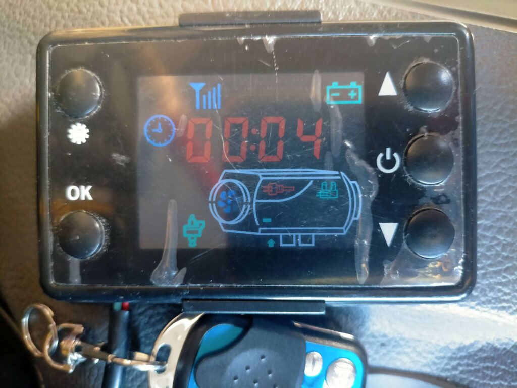 中華FFヒーター電源ON約2分後のディスプレイ表示状態。2024年10月試運転。予熱・グロープラグ加熱フェーズ中の表示。この後数分でE-07エラーが出るが自動再起動により正常始動に至る5年目試運転の経過記録2分時点