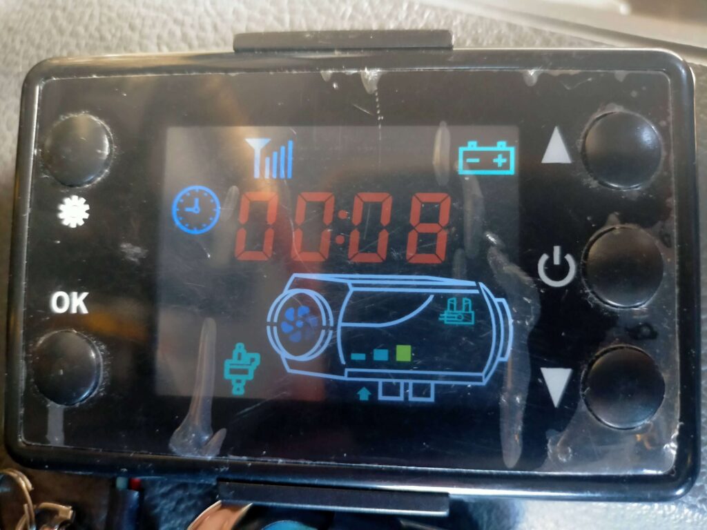 中華FFヒーター電源ON約6分後のディスプレイ表示状態。2024年10月試運転。E-07エラー後の自動再起動を経て燃料ポンプが再起動し燃焼開始フェーズに入った時点の表示。試運転4年目の経過と比較して始動に15分かかった5年目試運転の経過記録6分時点