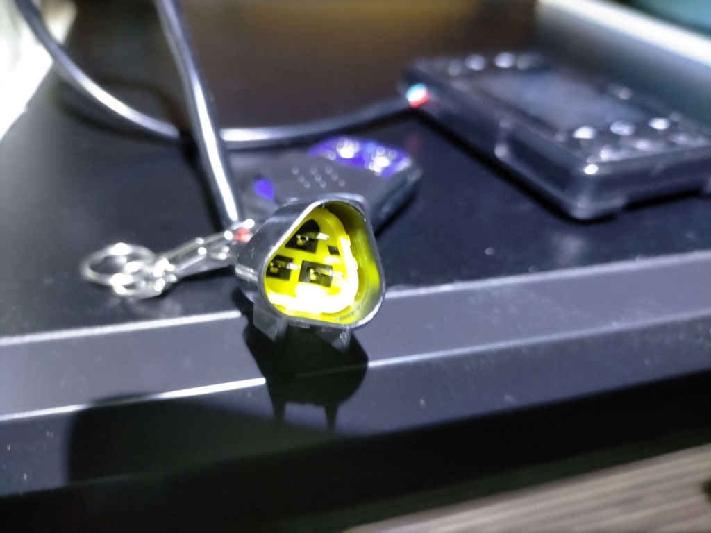 中華FFヒーター(Yakuin BSE-D5)のディスプレイパネルに使用されている黒コネクタの外観写真。E-07「ディスプレイパネル接続不良」エラー対応の部品交換時にコネクタ色(黒・白)の互換性確認に必須。コネクタ色が違うと互換性がなく表示内容も異なるため購入前に要確認