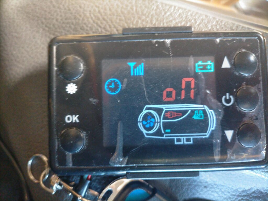 中華FFヒーターのLCDディスプレイパネルで電源ONボタンを押した直後の表示状態。2024年10月14日試運転の始動シーン。電源ON後E-07エラーが数分後に表示されたが自動的に再起動し最終的に正常点火に至った5年目試運転の経過記録