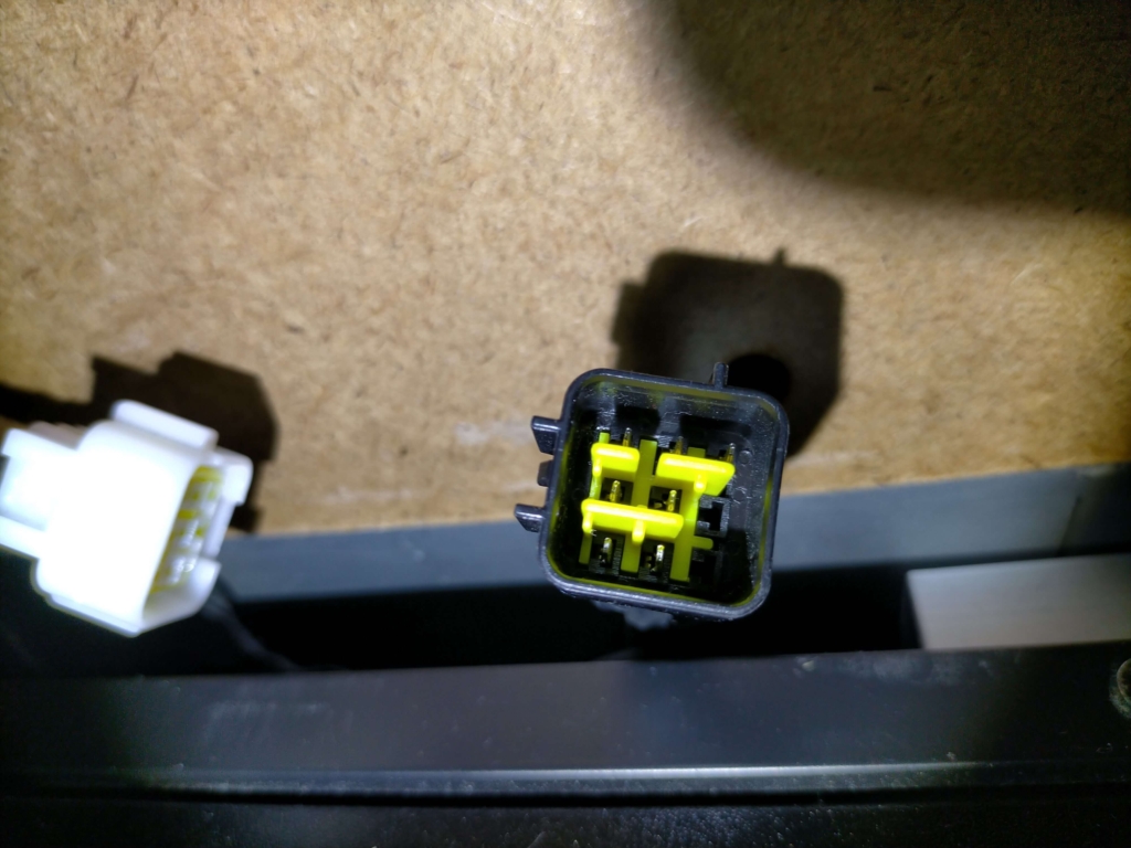 中華FFヒーター本体内部のメインコントロール基板(青・黒・緑の3種類あり)とそこから出るコネクタ(白・黒の2種類)を示す実物写真。E-03グロープラグ未接続・E-04燃料ポンプ未接続・E-07ディスプレイ接続不良など全エラーに関わる核心部品。交換時は12V/5KW・コネクタ形状・入力ピン数・動作電圧設定(U-12/U-24)の確認が必須