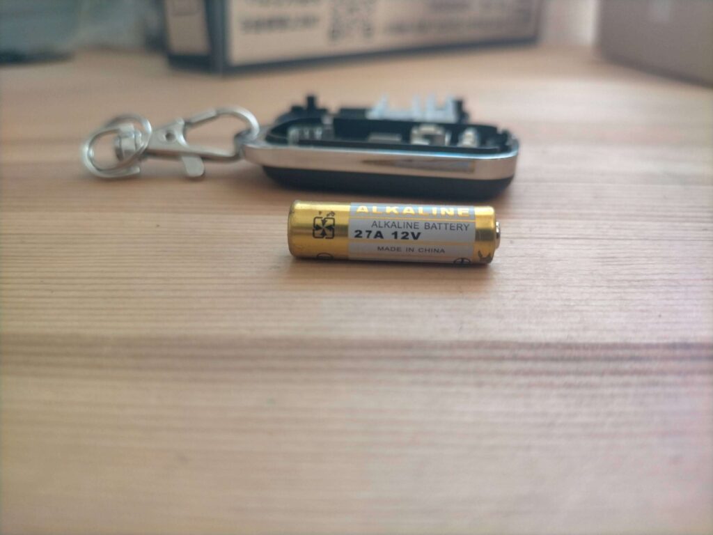 中華FFヒーター無線リモコンに使用する27A 12Vアルカリ電池の実物。購入から約5年で交換が必要になった使用済み電池。車のキーレスエントリーリモコンと同規格。SUNKING 27A 5本セット(Amazon)などで入手可能