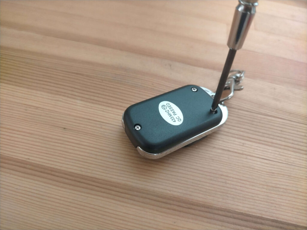 中華FFヒーター無線リモコンの電池カバー閉状態。裏面の電池ボックスカバー。27A 12Vアルカリ電池1本を使用。購入から約5年で電池交換が必要になった実績。車のキーレスエントリー用と同規格の電池でAmazon・ヨドバシで1本200円前後で入手可能