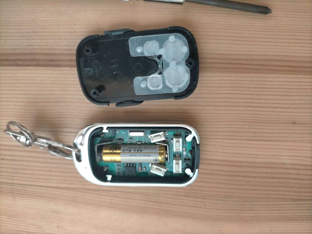 中華FFヒーター無線リモコンの電池カバーを開けた状態。27A 12Vアルカリ電池の格納スペースを確認できる。電池残量低下時はリモコンが効かなくなる症状が出る。車のキーレスエントリー用と同規格で市販の27A電池と互換