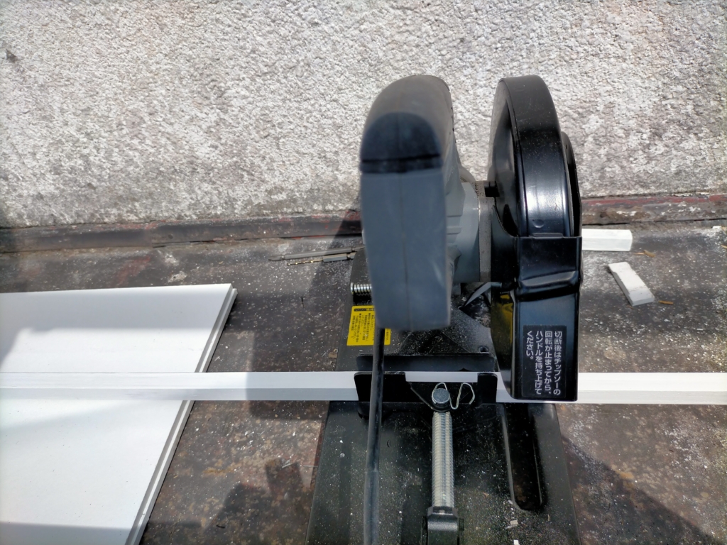 外壁軒天修理でケイカル板（3×6×3mm厚）と杉角材（1980×15×15mm）を必要寸法にカットした状態。チップソー切断機EARTH MAN CS-100TAで屋根上カット可能