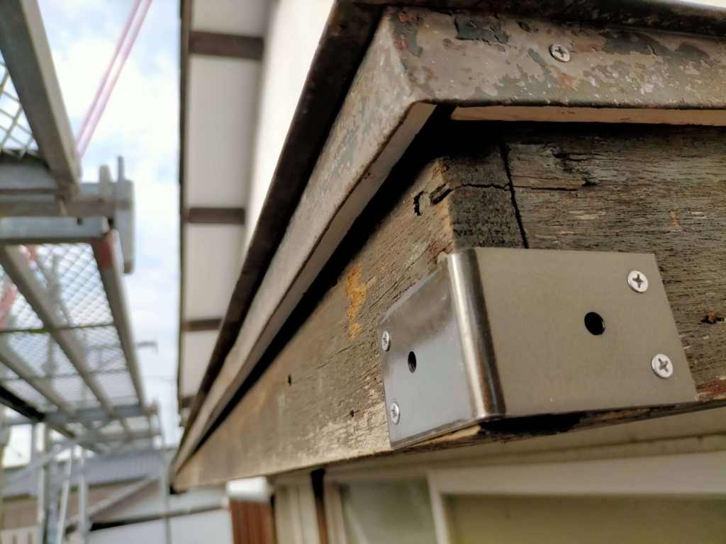 金折れブロンズ60（2個）と幅広金折れブロンズ90（1個）。枠材の接合部の補強金具