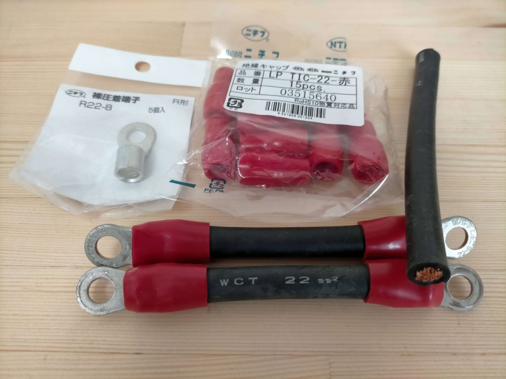 DIYサブバッテリーシステムとインバーター間の接続に使用するWCT 22sq（断面積22㎟）電源ケーブルの実物写真。許容電流120A（30℃）・最大1440W（12V×120A）まで対応。1000W級インバーター（電子レンジ700W対応）への接続に使用。1200Wドライヤーには38sq・許容電流170Aのケーブルが必要。ホームセンターで入手可能