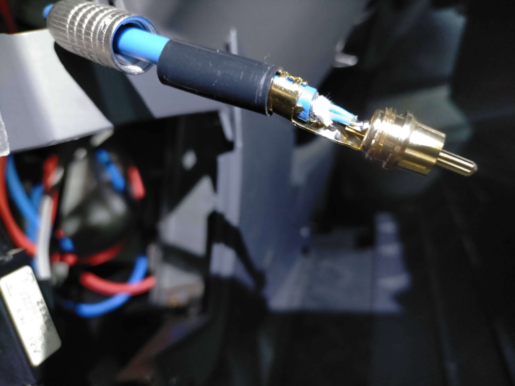 プロ用マイクケーブル「CANARE L4E6S BLUE(4芯シールド・切り売り1m単位)」に「CANARE F10はんだ式RCAピンコネクター」を取り付けて自作した高音質RCAケーブル。DEH-970フロント出力からGM-D8400 Channel Aへの接続用。既製品より安価で高品質な自作ケーブルのDIY例