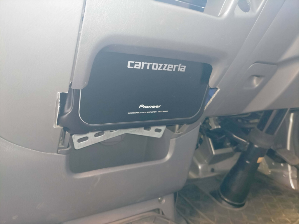 カロッツェリア GM-D8400をセンターパネル下部に固定した近接写真。RCAケーブル(CANARE L4E6S・MOGAMI 2534)の接続端子部、電源ケーブル(5sq以上・消費電流29A対応)の配線取り回し、DEH-970との接続状態を確認できる詳細アングル