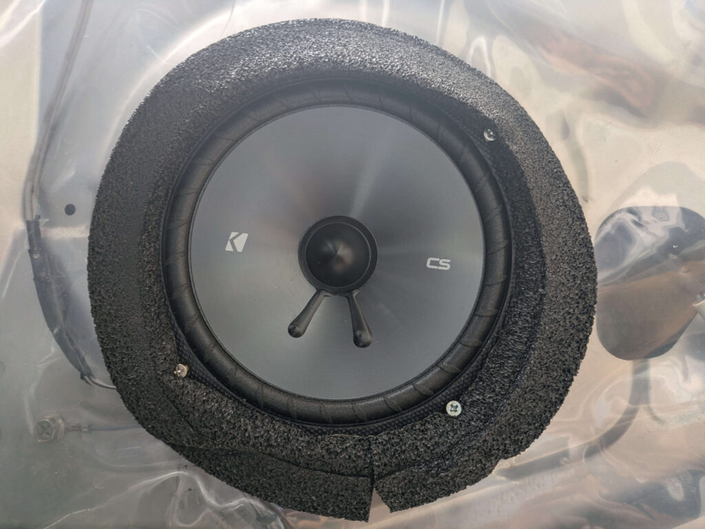 KICKER 43CSS674の165mmミッドレンジスピーカー(ウーファー)をフロントドアパネルに取り付けた実車写真。「低音は足元から」を実現するセパレート配置。HPF 80Hz設定でサブウーファー(TS-W3020)との周波数帯域を分割し、ビビり音防止の簡易デッドニング施工後の状態