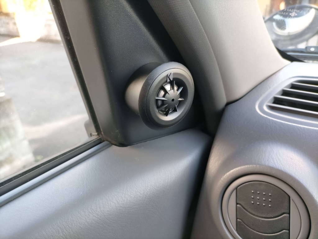 KICKER 43CSS674の20mmチタンドームトゥイーターをAピラーまたはダッシュボード付近に設置した実車取り付け写真。「高音は耳の高さから」を実現するセパレートスピーカーの強みを活かした配置。DEH-970のタイムアライメントで左右距離差を補正