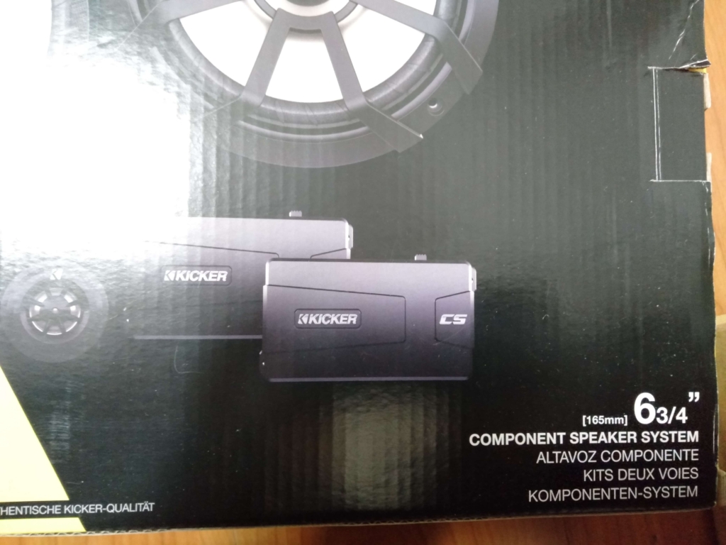 KICKER 43CSS674セパレート2wayカースピーカー(165mmウーファー+20mmチタンドームトゥイーター)の製品外観。付属クロスオーバーフィルター・取り付けブラケット・配線一式を含むパッケージ内容。DEH-970 + GM-D8400システムのフロントスピーカーとして採用