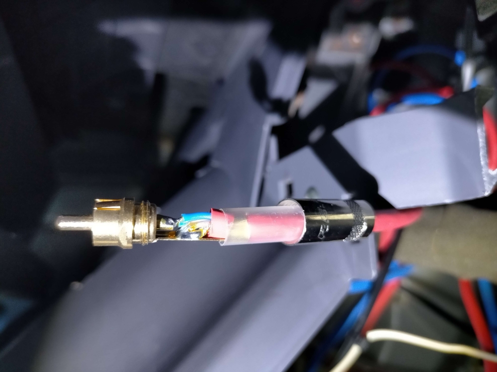 プロ用4芯マイクケーブル「MOGAMI 2534 Red(6Φ・切り売り1m単位)」に「REAN NYS-352G金メッキRCAコネクター」を半田付けして自作したサブウーファー用RCAケーブル。DEH-970サブウーファー出力からGM-D8400 Channel B(ブリッジ)への接続用。金メッキ端子で接触抵抗を低減