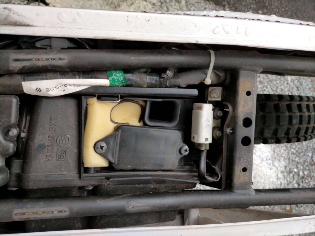 セロー250エアクリーナーボックスの拡大した吸気口にスポンジフィルターを設置した状態。異物混入を防ぎながら吸気量を確保するDIY処理