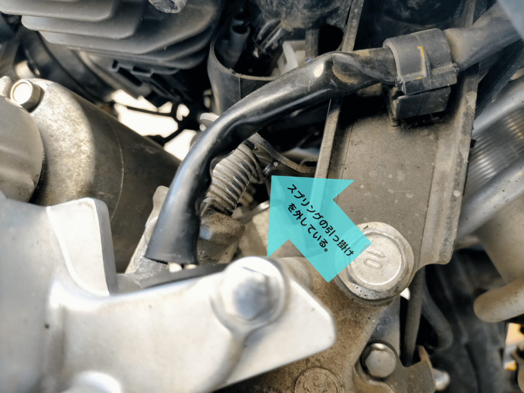 セロー250のクラッチワイヤーエンジン側レバーのスプリング引っ掛けを外してクラッチレバーを軽くする裏技。工具不要・部品不要で操作力を低減できる