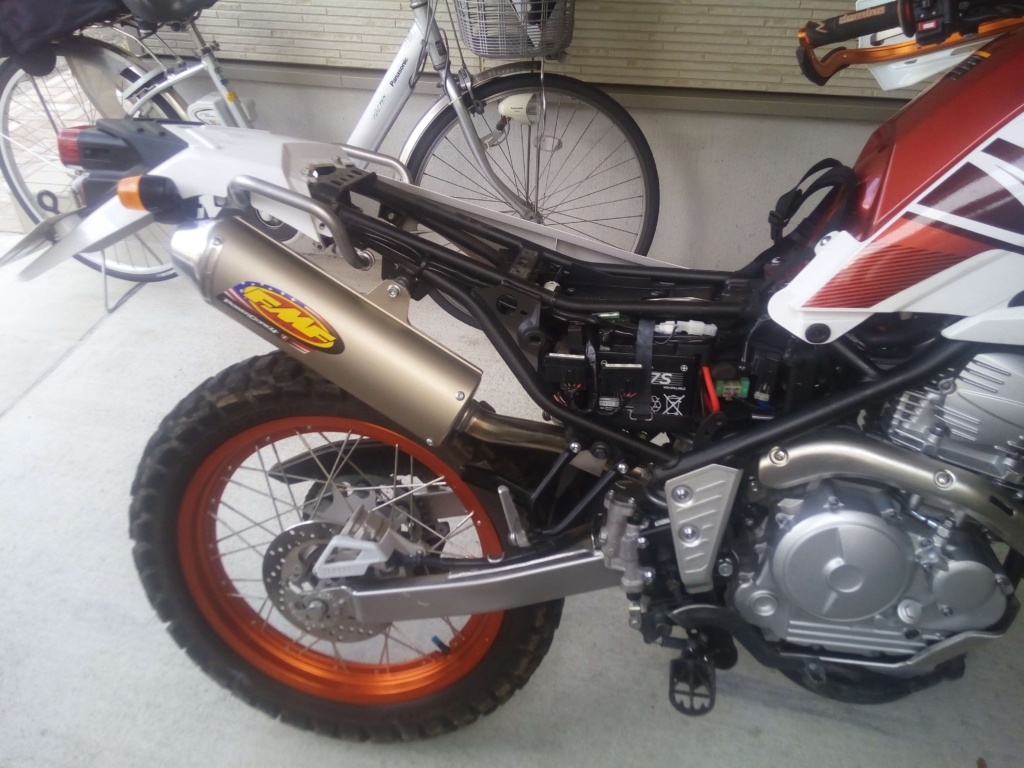 セロー250（DG17J）に搭載されているYUASA YTZ7S純正鉛バッテリー（重量2.1kg）と見た目も重たい純正リヤフェンダー