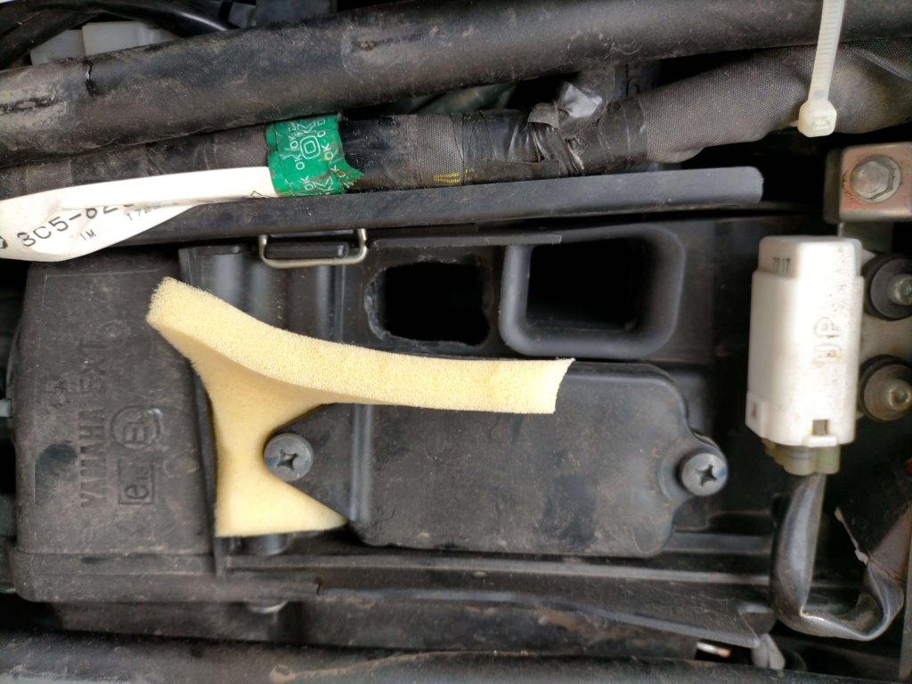 セロー250（DG17J）のエアクリーナーボックス吸気口を加工して約2倍に拡大した状態。吸気量アップによりトルク向上・レスポンス改善を図るカスタム