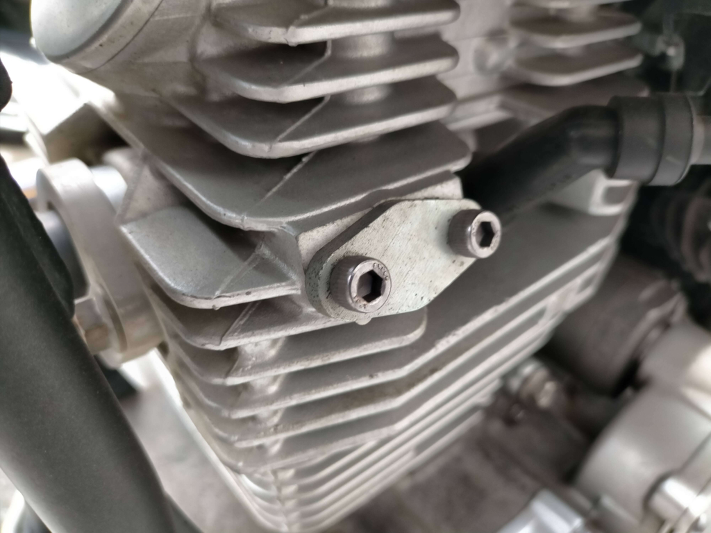 セロー250（DG17J）のAIS（二次エア供給システム）キャンセル時にシリンダー側ポートを塞ぐメクラ蓋（ヤマハ純正4D3-1112F-00）。アフターファイヤー低減・軽量化が目的