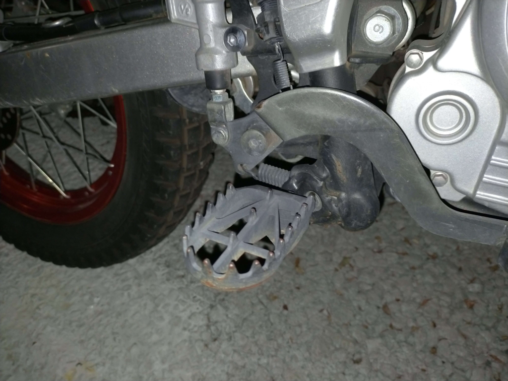 セロー250（DG17J）にDRC クロモリワイドフットペグ Mid（D48-02-535）を装着した状態。純正比幅広になりスタンディング時の安定感が向上し丸太越えでのグリップ力が増す