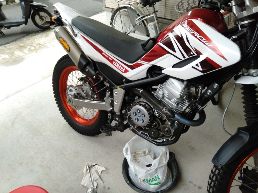 セロー250（DG17J）のクラッチカバーを開けて工房きたむらのクラッチスプリングリテーナーキットとADVANTAGE強化クラッチスプリングを組み込んだ全体の状態