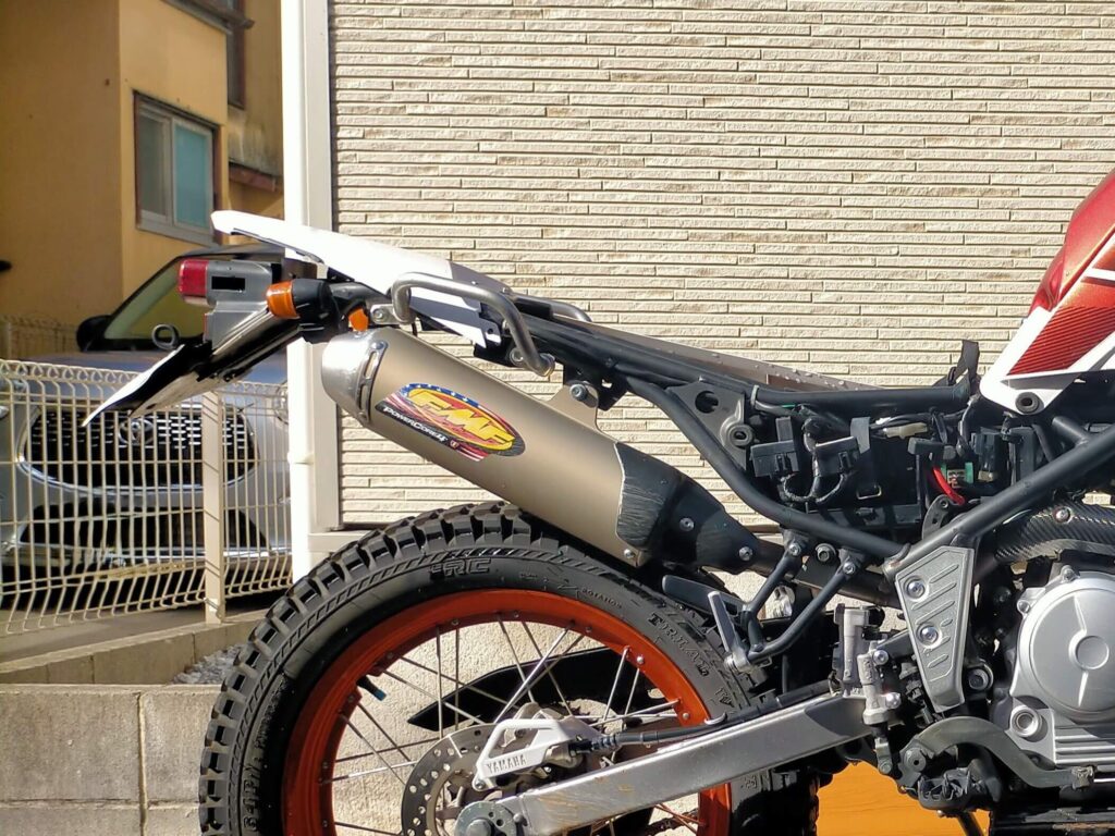 セロー250（DG17J）の重い純正リヤフェンダーをDG31J型純正リヤフェンダー（5C1-21611-21）に流用交換してスッキリさせた状態。軽量化と見た目のシャープさを両立