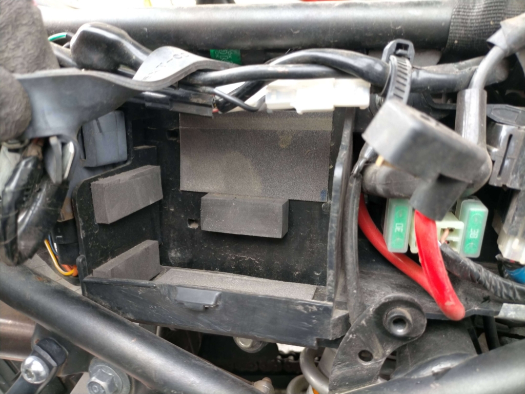 セロー250にDRC タフスター102型リチウムバッテリー（D45-09-102）を搭載する際にサイズ差を補う付属スポンジで固定した状態。純正バッテリースペースに確実に固定できる