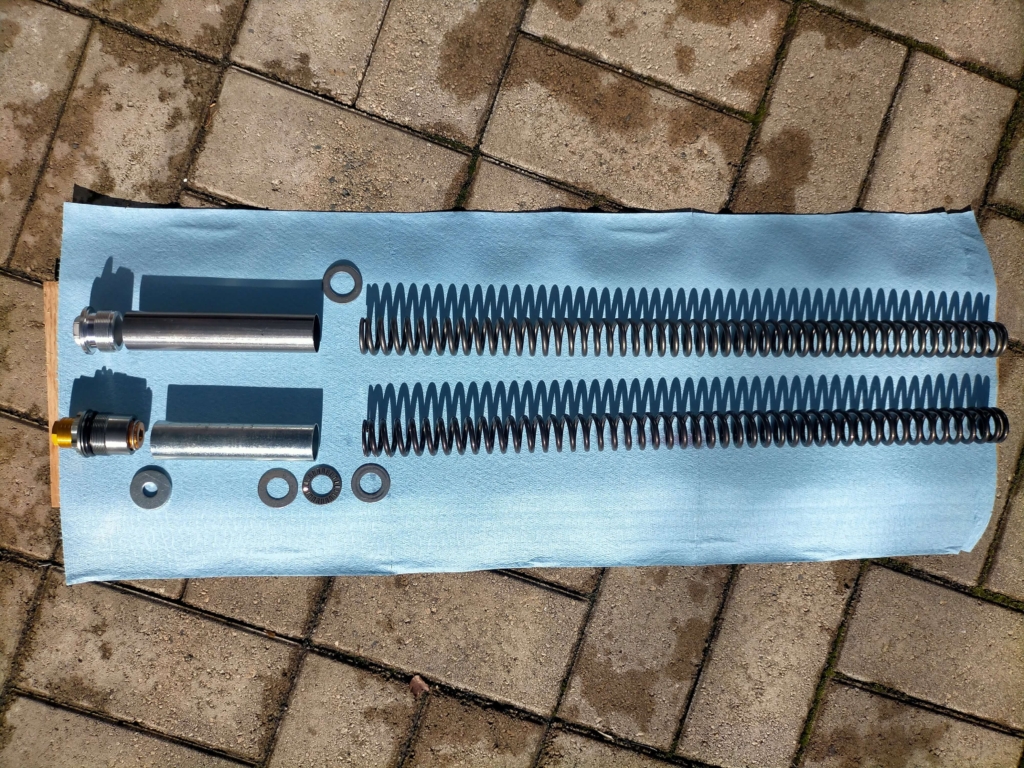 セロー250フロントフォークの純正スプリング（上）とDRCハードスプリングD35-01-343（下・ノーマル比約20%UP）を並べた長さ・線径の比較