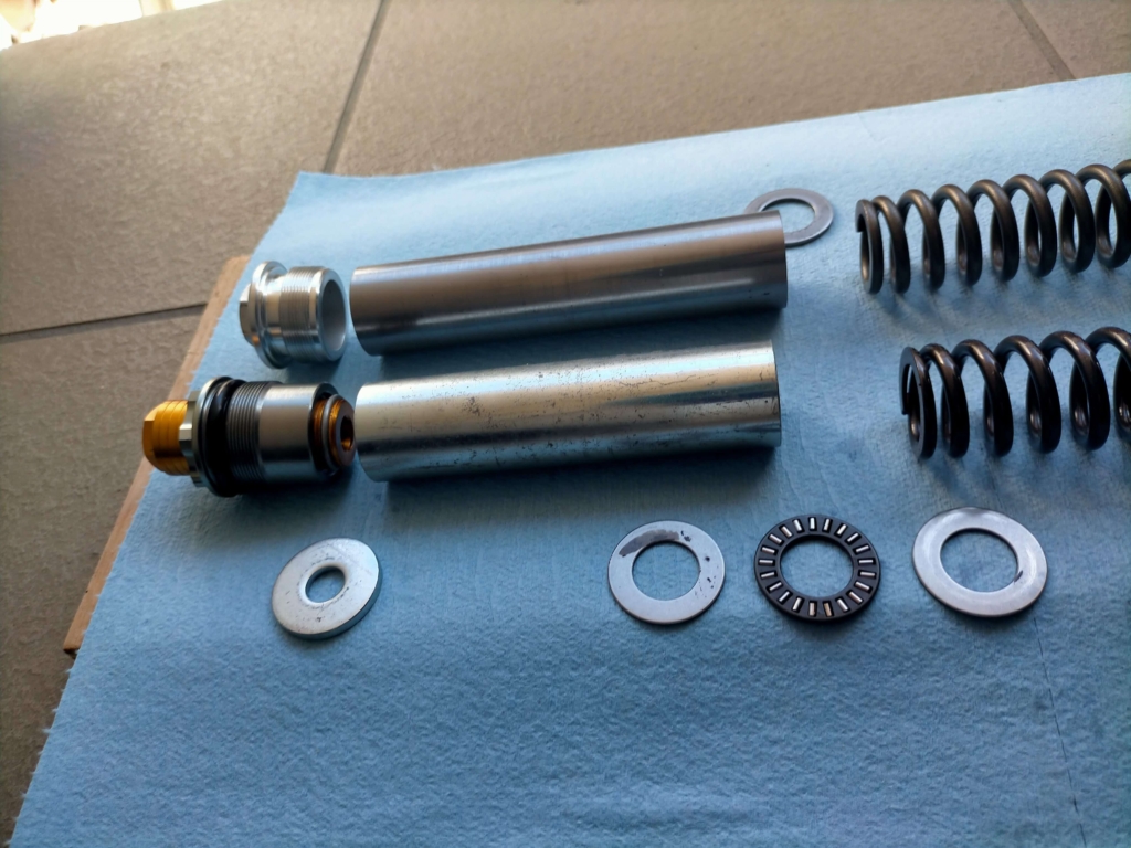 セロー250フロントフォーク純正スプリングとIKOスラストベアリング・ZETAイニシャルアジャスター・DRCハードスプリングD35-01-343の線径・ピッチ差をアップで比較した状態