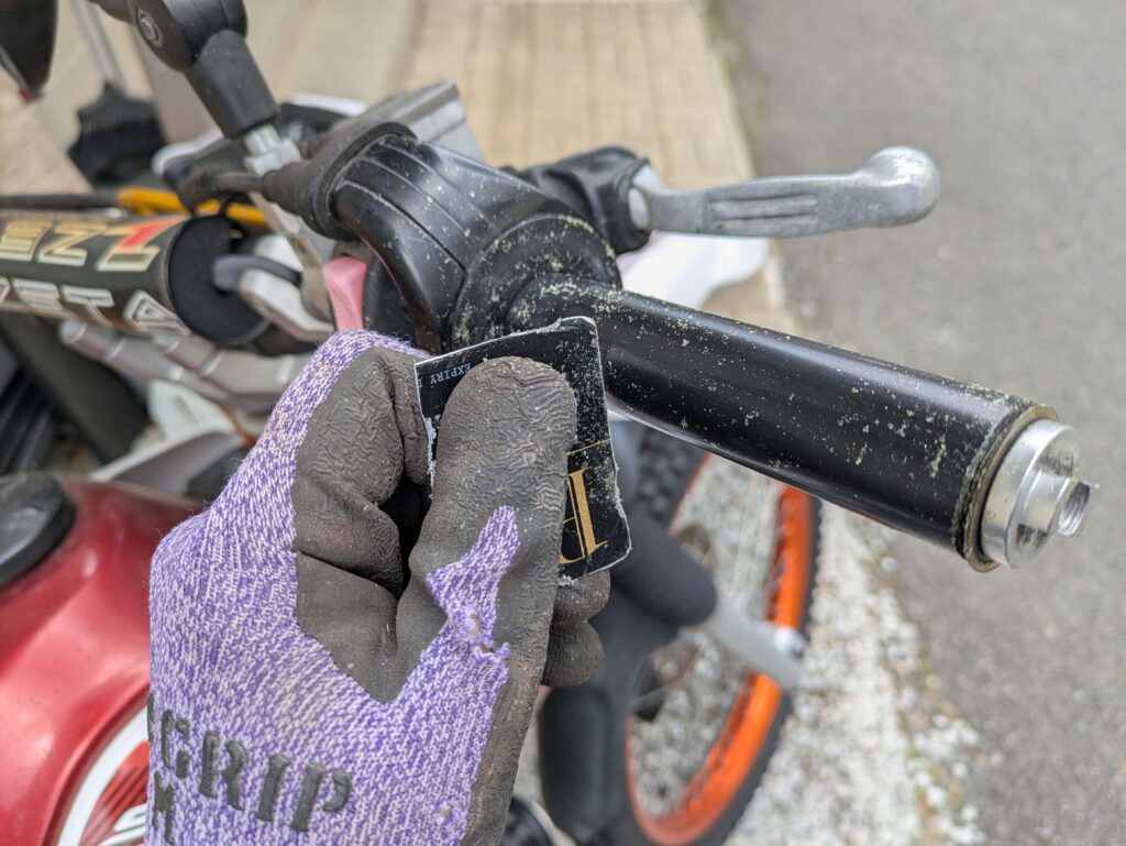 ハイスロ化のためにセロー250へ流用するヤマハ純正YZ-250用グリップアセンブリ（17D-26240-90）からグリップゴムを外した状態。スロットルパイプ径がノーマル比2〜3mm拡大しており少ないひねりで全開になる