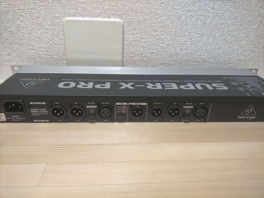Behringer CX2310 V2チャンネルデバイダーの背面パネル全体。XLR入力端子（INPUT CH1/CH2）・HIGH OUTPUT（CH1/CH2）・LOW OUTPUT（CH1/CH2）・SUBW OUTPUT（MONO）の各XLR端子とMODEスイッチ・XOVER FREQスイッチ（x1/x10切替）の配置