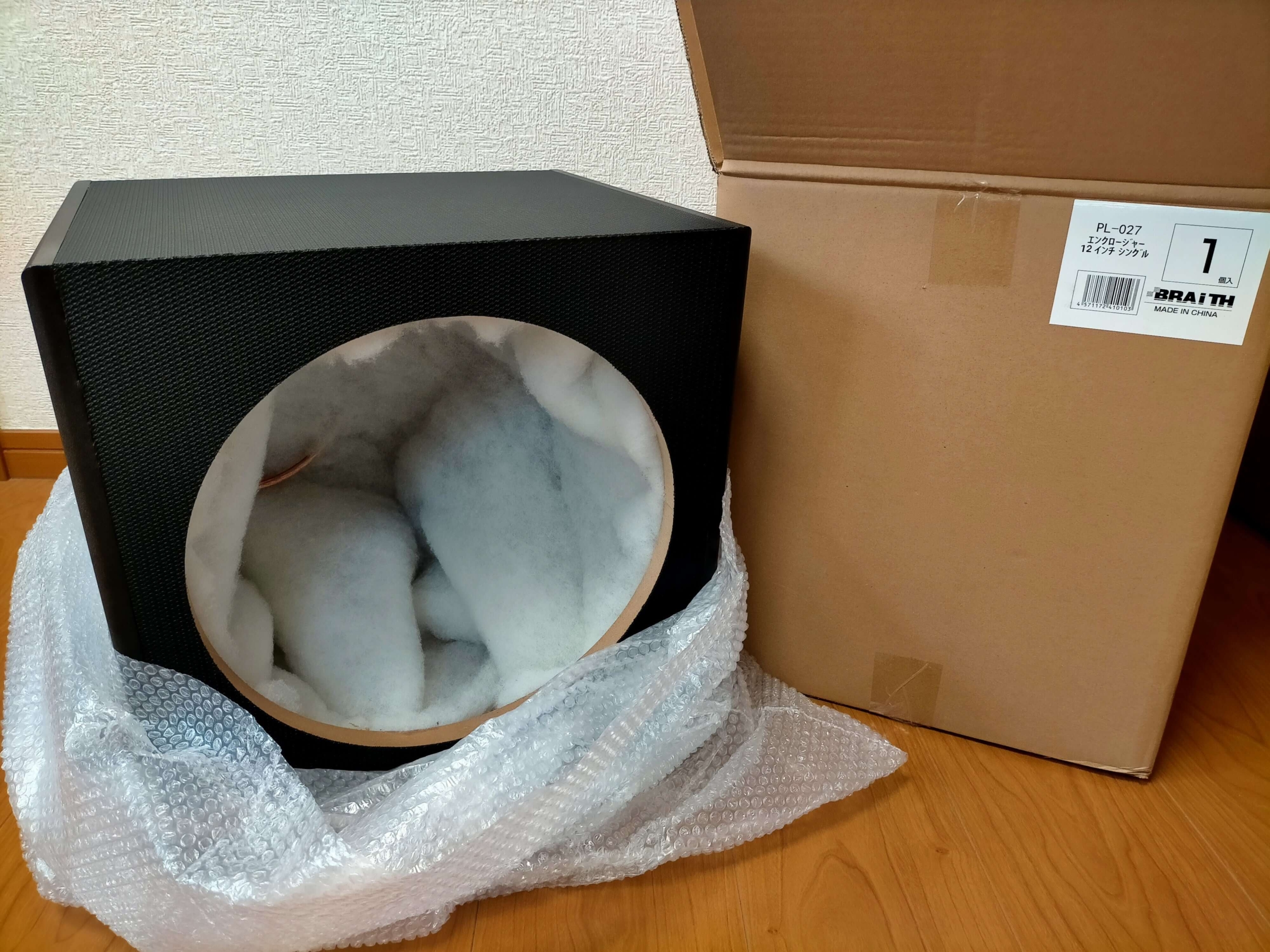 激安12インチ密閉型サブウーファーボックス「BRAiTH PL-027」の外観全体。板厚・内部容量・取付穴径280mmを実測レビューするアイキャッチ。台形MDF製エンクロージャーにMB QUART RLP 304を搭載するレポート