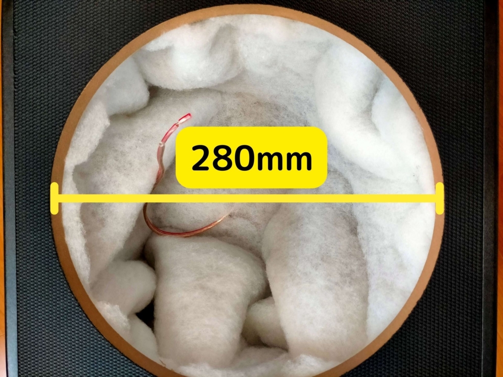 BRAiTH PL-027のバッフル面ウーファー取付穴径を実測した280mmの写真。カロッツェリア TS-W3020（取付径298mm）など「ビッグシャーシ」系ウーファーは入らない重要な注意点。購入前にウーファーのカットアウト径との照合が必須