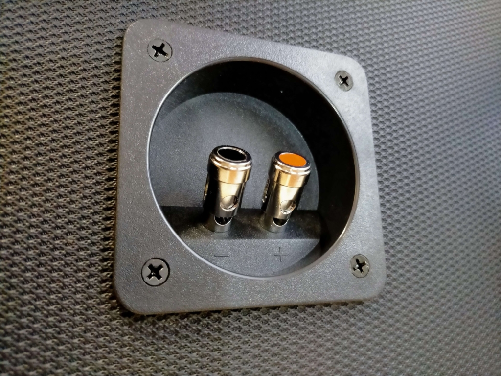 BRAiTH PL-027外部の金メッキ（ニッケル）スピーカーターミナル端子。アンプとの接続に使用する箱外側の端子。