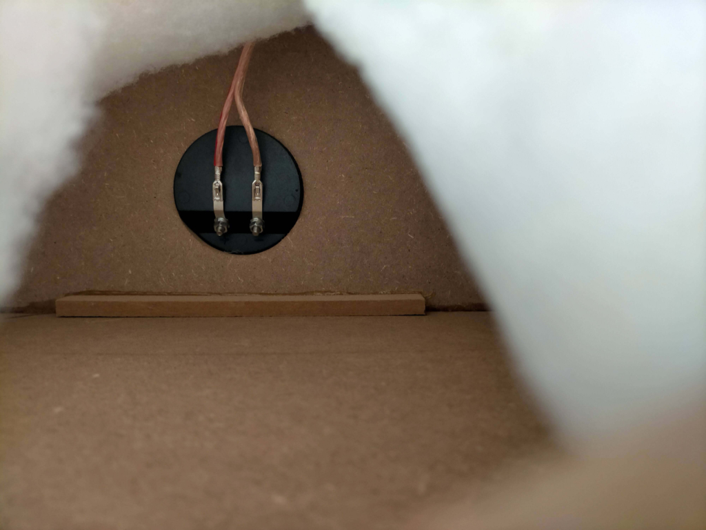 BRAiTH PL-027エンクロージャー内部のスピーカーコード接続端子と補強角材の写真。内部接合部12カ所に補強角材あり、スピーカーコードが最初から配線済みでハンダ付け不要の親切設計。バッフル板厚16mmを内側から確認できる