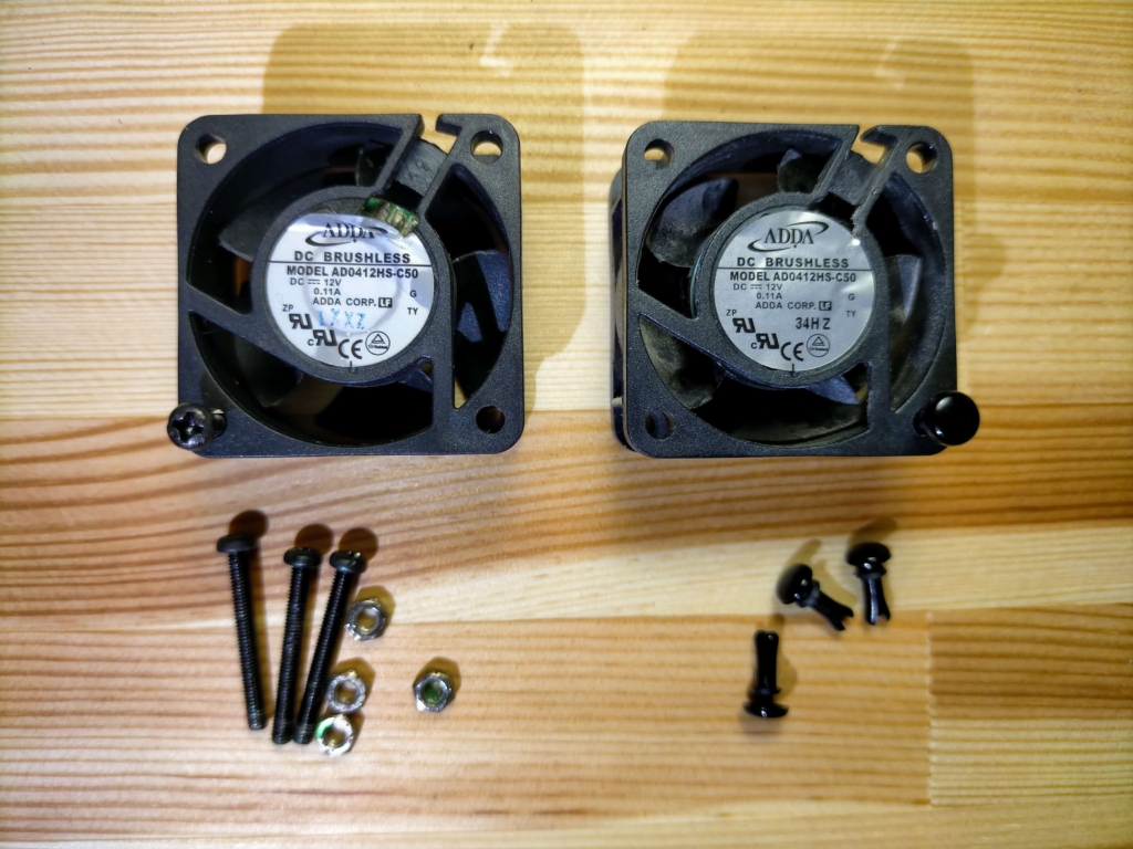 Classic Pro CP400の純正ファン（ADDA AD0412HS-C50）をネジ止め固定から取り外す作業。年式によりネジ止めまたはプッシュリベット固定に分かれるが今回はネジ止め方式。2台所有のCP400で確認した固定方法の違いも記載