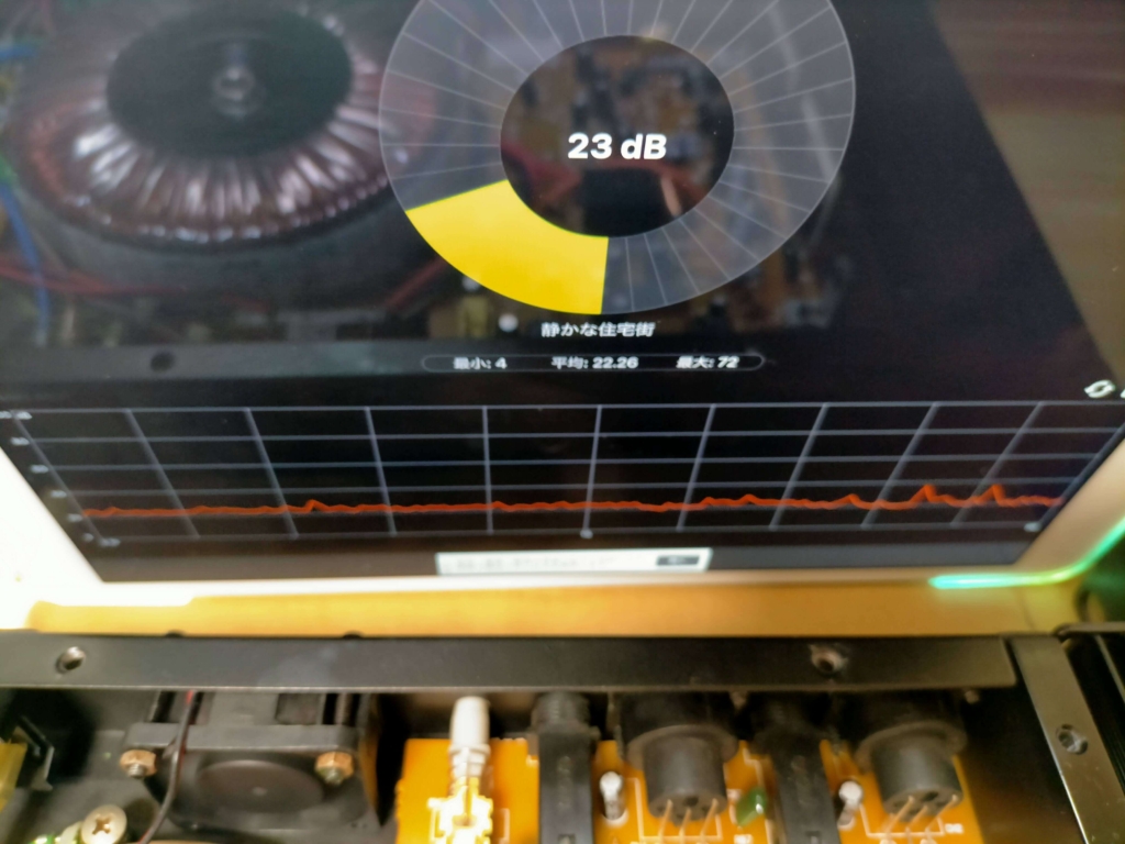 Classic Pro CP400の純正ファン「ADDA AD0412HS-C50」（7500RPM・31dBA）稼働時の騒音をスマートフォン騒音計アプリで計測した結果。ファン交換後との比較用ベースライン計測値