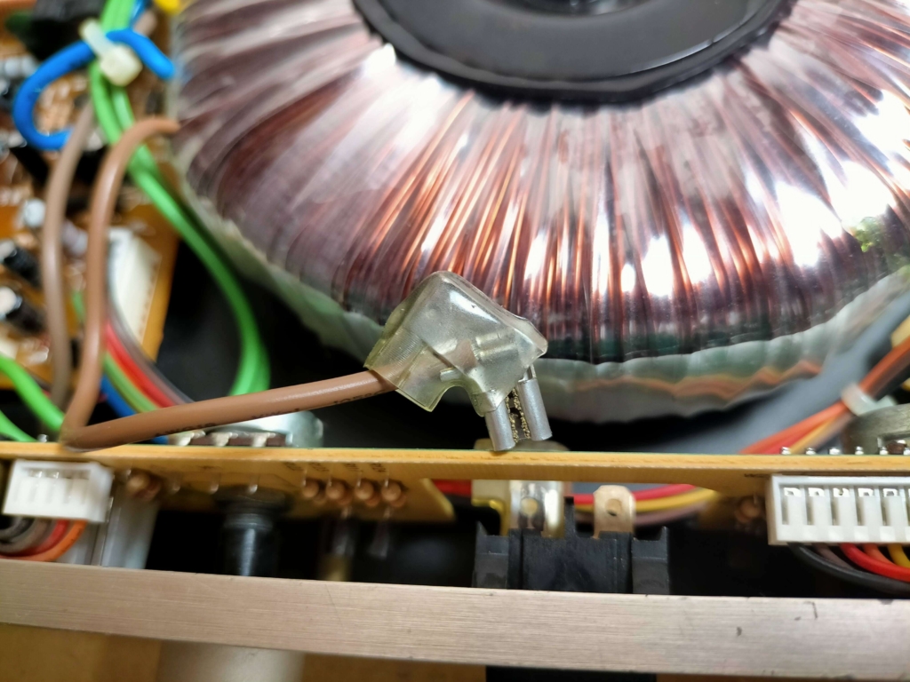 Classic Pro CP400電源スイッチの圧着端子に熱による樹脂溶解・変形の痕跡が確認された修理前の状態。端子がグラグラで接触不良から発火リスクのある危険箇所。中古業務用アンプ購入時の隠れた危険の典型例