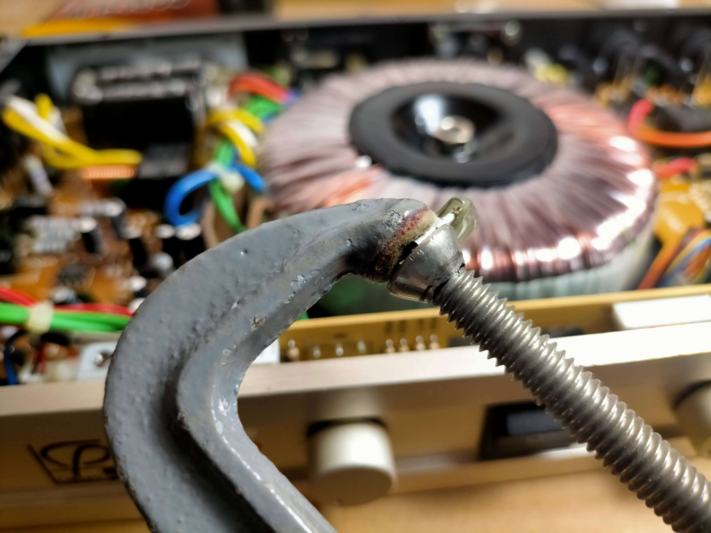 Classic Pro CP400電源スイッチの熱変形で広がった圧着端子を万力（バイス）で挟んでガタつきを物理修正している作業。修正後にMOLY-SLIP コパスリップ（銅グリス）を塗布して通電性を改善し発火リスクを解消