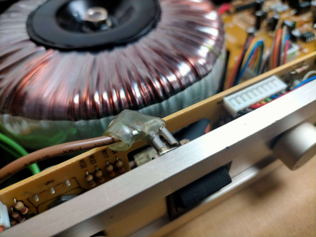 Classic Pro CP400電源スイッチ圧着端子の溶けて炭化した樹脂部分をヤスリで削り取り清掃した状態。次工程の万力によるガタつき修正・コパスリップ（銅グリス）塗布に向けた下処理完了