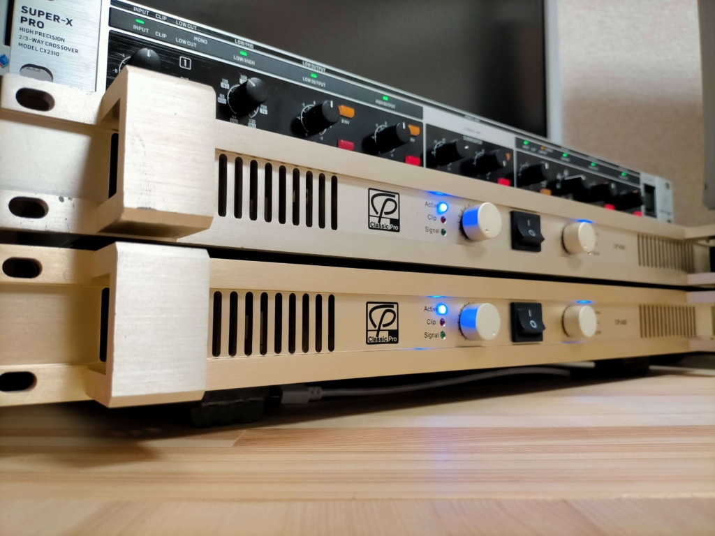 業務用パワーアンプ「Classic Pro CP400」（1Uラックサイズ・100W×2・8Ω）の外観全体。ヤフオク中古4,000円で入手しファン交換による静音化・電源スイッチ修理・内部清掃でレストアしたアイキャッチ