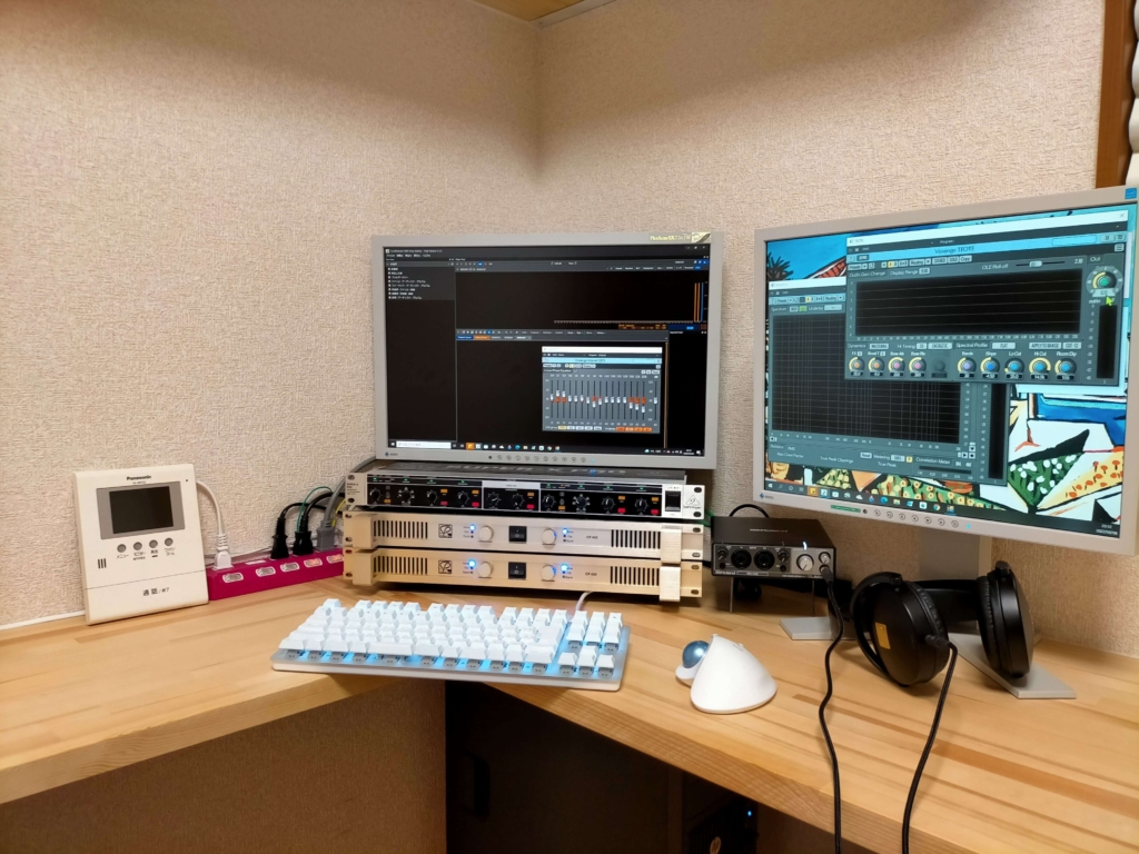 Classic Pro CP400（静音化・レストア済み）をBehringer CX2310チャンネルデバイダー・YAMAHA NS-BP200ブックシェルフスピーカー・12インチサブウーファーと組み合わせたPCオーディオ2.1chシステムの完成写真。中古4,000円のアンプがトランス電源特有の重みある音を奏でる